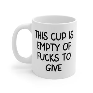 Peut inclure: Mug en céramique blanche avec une anse incurvée. Le mug porte l'inscription "THIS CUP IS EMPTY OF FUCKS TO GIVE" en noir, en gras. Le mug est conçu pour les boissons chaudes ou froides.