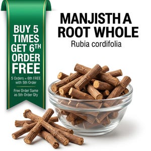 Könnte beinhalten: Eine klare Glasschale gefüllt mit braunen Manjistha-Wurzelstücken, mit einigen Stücken um die Schale herum verstreut. Der Text "MANJISTH A ROOT WHOLE" wird über der Schale angezeigt. Ein grünes Banner auf der linken Seite lautet "BUY 5 TIMES GET 6TH ORDER FREE".