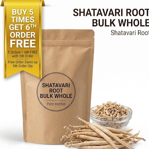 Op de afbeelding: Een bruine papieren zak met het opschrift "Shatavari Root Bulk Whole" en een heldere glazen kom gevuld met kleine stukjes Shatavari-wortel. Een stapel Shatavari-wortel ligt voor de kom. Een gouden banner luidt "Koop 5 keer, krijg de 6e bestelling gratis".