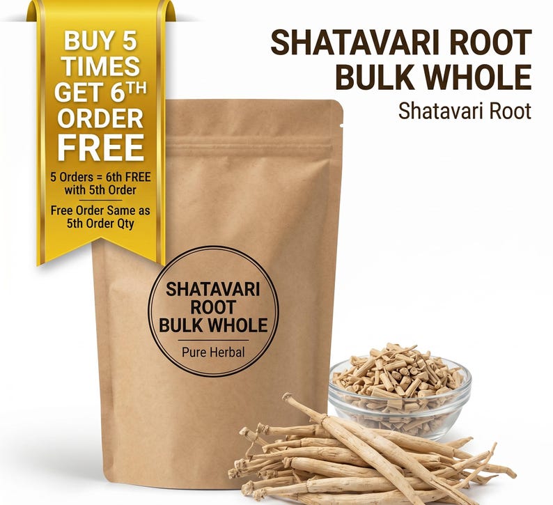 Op de afbeelding: Een bruine papieren zak met het opschrift "Shatavari Root Bulk Whole" en een heldere glazen kom gevuld met kleine stukjes Shatavari-wortel. Een stapel Shatavari-wortel ligt voor de kom. Een gouden banner luidt "Koop 5 keer, krijg de 6e bestelling gratis".
