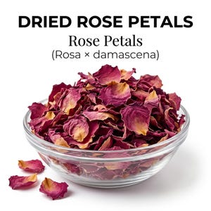Könnte beinhalten: Eine klare Glasschale gefüllt mit getrockneten Rosenblättern in dunklen Rosa- und gedämpften Gelbtönen. Der Text darüber lautet DRIED ROSE PETALS, Rose Petals und (Rosa × damascena). Drei einzelne Blütenblätter liegen daneben.