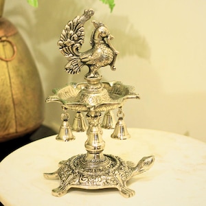 Samaï tortue argentée, paon et grelots : pooja diya traditionnel artisanal