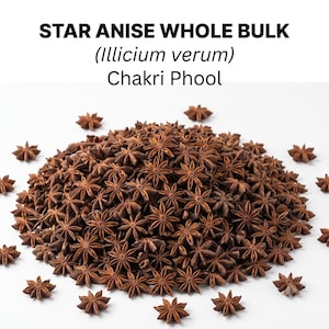 Puede incluir: Un gran montón de anís estrellado seco de color marrón, con su característica forma de estrella de ocho puntas. El texto STAR ANISE WHOLE BULK (Illicium verum) Chakri Phool está impreso en negro en la parte superior sobre un fondo blanco.