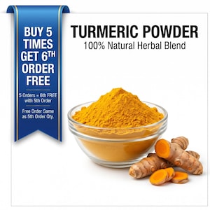 Puede incluir: Un cuenco de vidrio transparente lleno de polvo de cúrcuma amarillo brillante, junto con raíces y rodajas de cúrcuma fresca. La imagen incluye el texto "TURMERIC POWDER 100% Natural Herbal Blend". Una pancarta azul dice "BUY 5 TIMES GET 6TH ORDER FREE".