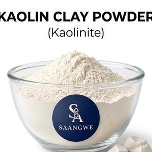 Puede incluir: Un cuenco de cristal transparente lleno de polvo de arcilla de caolín de color blanco roto. El texto KAOLIN CLAY POWDER (Kaolinite) aparece sobre el cuenco, y un logotipo circular azul oscuro con las letras SA y SAANGWE está al frente.