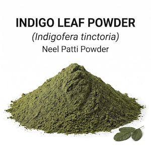 Peut inclure: Un tas de poudre de feuilles d'indigo vert olive fin avec le texte INDIGO LEAF POWDER (Indigofera tinctoria) Neel Patti Powder imprimé au-dessus. Trois petites feuilles vert foncé sont placées à la base du tas de poudre.