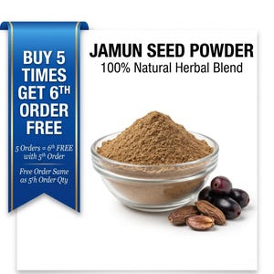 Puede incluir: Un cuenco de vidrio transparente lleno de polvo de semillas de Jamun marrón, con un montón de frutos y semillas de Jamun de color púrpura oscuro. El texto dice "JAMUN SEED POWDER 100% Natural Herbal Blend". Una pancarta azul dice "BUY 5 TIMES GET 6TH ORDER FREE".