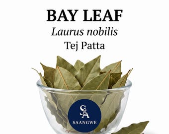 Könnte beinhalten: Eine klare Glasschale gefüllt mit getrockneten grünen Lorbeerblättern. Über der Schale steht der Text BAY LEAF, Laurus nobilis und Tej Patta. Ein kreisförmiges dunkelblaues Logo mit den Buchstaben SA und dem Wort SAANGWE ist auf der Schale.