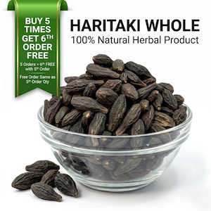 Puede incluir: Un cuenco de vidrio lleno de Haritaki entero de color marrón oscuro, un producto herbal 100% natural. La imagen incluye el texto que dice "Compra 5 veces, obtén el 6º pedido gratis".