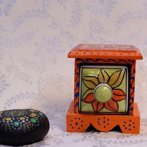 Keramische lade, houten frame oranje doos, bloemen handgeschilderde mini-minakari-opbergdoos