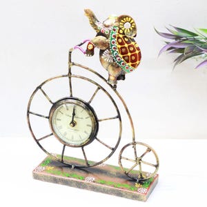 Orologio a forma di elefante fatto a mano su bicicletta d'epoca: decorazione murale indiana in metallo fatta a mano con animali