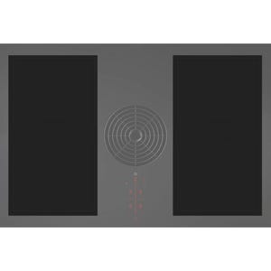 Peut inclure: Une table de cuisson grise moderne avec deux grandes zones de cuisson noires et un évent central circulaire. Des commandes numériques rouges sont visibles en dessous. Conçue pour une installation encastrée.