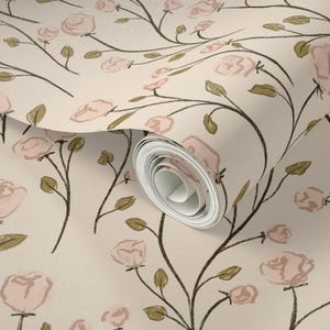 Könnte beinhalten: Eine Tapetenrolle mit einem sich wiederholenden Muster aus rosa Rosen und grünen Blättern auf dunkelbraunen Stielen. Der Hintergrund ist hellbeige. Das florale Design ist im Aquarellstil gehalten.