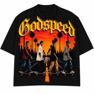 Puede incluir: Una camiseta negra de manga corta con un gráfico de cuatro esqueletos andando en monopatín por una carretera al atardecer. Los esqueletos llevan ropa informal, como gorros, una camisa de cuadros y una camisa de rayas. La palabra Godspeed aparece en amarillo.