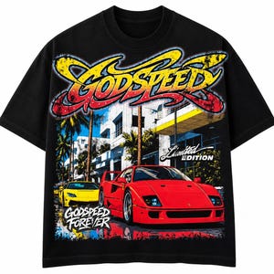 Puede incluir: Una camiseta negra de manga corta con un estampado gráfico de un coche deportivo rojo y uno amarillo en una calle. El texto GODSPEED aparece en letras grandes amarillas y rojas en la parte superior, junto a LIMITED EDITION y GODSPEED FOREVER.