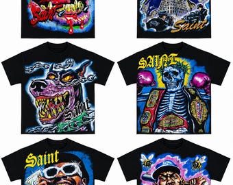 Puede incluir: Una colección de seis camisetas negras con estampados gráficos estilo aerógrafo. Los diseños incluyen una boca con dientes de oro, un horizonte urbano con un símbolo de murciélago, un perro gruñendo con cadenas, un esqueleto boxeador, una persona con dinero y un jugador de béisbol.