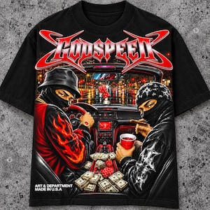 Puede incluir: Una camiseta negra con un estampado gráfico de dos personas en el interior de un coche. El texto GODSPEED aparece arriba en rojo y blanco. El diseño incluye fajos de billetes, dados rojos y el texto ART & DEPARTMENT MADE IN U.S.A abajo.