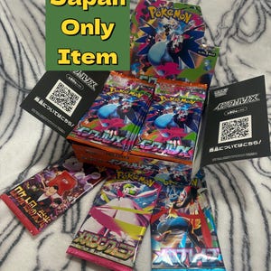 Puede incluir: Una colección de paquetes de cartas coleccionables de Pokémon y un juego de cajas, con ilustraciones vibrantes y texto japonés. El embalaje incluye el texto "Japan Only Item" en un cuadro verde. Las cartas muestran varios personajes Pokémon.
