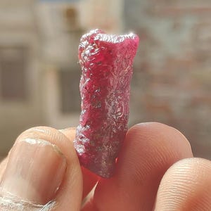 Roher afrikanischer roter Rubin-Bleistiftkristall (44,90 ct, natürlicher, ungeschliffener Edelsteinrohling für Drahtwicklung, Schmuckherstellung und Kristallsammlung)