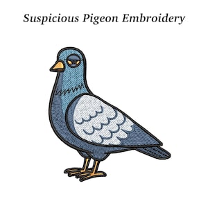 Op de afbeelding: Een geborduurd ontwerp met een cartoonduif met een verdachte uitdrukking. De vogel is voornamelijk blauw en grijs, met een gele snavel en poten. De tekst "Suspicious Pigeon Embroidery" staat boven de vogel.