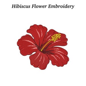 Może przedstawiać: Haftowany czerwony kwiat hibiskusa z żółtymi pręcikami i czarnym napisem "Hibiscus Flower Embroidery". Kwiat ma szczegółowe szwy na białym tle.