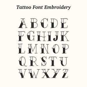 Può includere: Alfabeto ricamato nero in stile tattoo font. Le lettere dalla A alla Z sono visualizzate in una griglia, con le parole "Tattoo Font Embroidery" sopra le lettere. Le lettere sono ricamate su uno sfondo color crema.