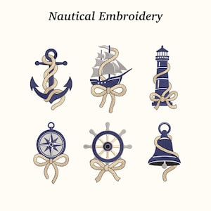 Può includere: Ricami nautici con ancora, veliero, faro, bussola, timone e campana. Ogni disegno è blu navy con dettagli in corda beige e un fiocco beige. Il testo "Nautical Embroidery" è in alto.
