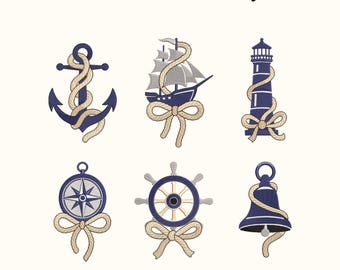 Peut inclure: Motifs de broderie nautique : ancre, voilier, phare, boussole, gouvernail et cloche. Chaque motif est bleu marine avec des accents de corde beige et un nœud beige. Le texte "Nautical Embroidery" est affiché.
