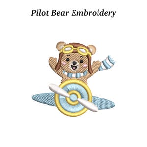 Può includere: Design ricamato di un orsacchiotto con cappello e occhiali da pilota, con un'elica blu e gialla. L'orso indossa una sciarpa a righe blu e bianche e sorride. Il testo "Pilot Bear Embroidery" è sopra l'orso.