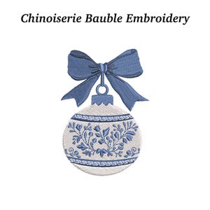 Puede incluir: Adorno navideño bordado con un lazo azul y diseño floral. El adorno tiene un fondo beige claro con bordado floral azul. El texto "Chinoiserie Bauble Embroidery" está en la parte superior.