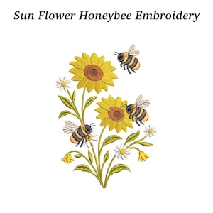 Può includere: Un ricamo con girasoli e api. I girasoli sono gialli con centri marroni, e le api sono nere e gialle. Il disegno include anche margherite bianche e steli e foglie verdi. Il testo "Sun Flower Honeybee Embroidery" è in alto.