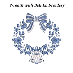 Può includere: Ghirlanda ricamata con fiocco blu, dettagli floreali e una campana. Il testo "Wreath with Bell Embroidery" è in alto. Il design presenta un aspetto cucito dettagliato, ideale per l'artigianato e l'arredamento della casa.