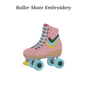 Op de afbeelding: Geborduurde rolschaats in roze met blauwe veters en wielen, en accenten van geel en zwart. De tekst "Roller Skate Embroidery" staat boven de schaats.