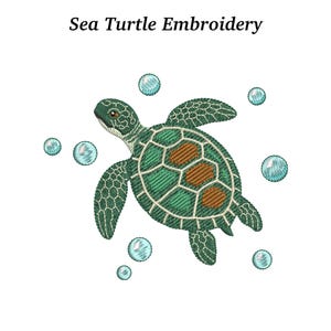 Puede incluir: Diseño de bordado de tortuga marina con el texto "Sea Turtle Embroidery". La tortuga es verde con detalles marrones y está rodeada de burbujas azules. El diseño está sobre un fondo blanco.