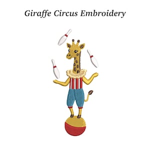 Puede incluir: Un diseño bordado presenta una jirafa con un traje de circo haciendo malabares con bolos blancos y con punta roja. La jirafa está de pie sobre una pelota roja y amarilla. El texto "Giraffe Circus Embroidery" está encima de la jirafa.