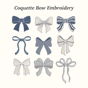Può includere: Nove disegni di fiocchi ricamati in tonalità blu e bianco sono esposti su uno sfondo color crema. Il testo "Coquette Bow Embroidery" è in alto. I fiocchi variano nello stile, alcuni con motivi a righe e altri con dettagli strutturati.