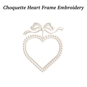 Könnte beinhalten: Ein gestickter herzförmiger Rahmen mit einer Schleife oben. Der Rahmen ist mit kleinen, runden Perlen umrandet. Der Text "Choquette Heart Frame Embroidery" befindet sich über dem Rahmen.
