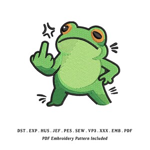 Op de afbeelding: Geborduurd ontwerp van een groene kikker met oranje ogen, die de middelvinger opsteekt. De kikker staat met een boze uitdrukking. De tekst onderaan luidt "PDF Embroidery Pattern Included".