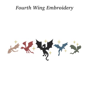 Könnte beinhalten: Weißer Hintergrund mit dem Text "Fourth Wing Embroidery" über einer Reihe von gestickten Drachen in verschiedenen Farben. Drachen sind unter anderem beige, rot, schwarz, blau und grün, mit goldenen Sternakzenten.