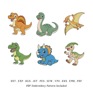 Pode incluir: Desenhos de dinossauros bordados em laranja, verde, azul e bege. A imagem apresenta seis dinossauros de desenhos animados diferentes, incluindo um Espinossauro, um Brontossauro, um Pterodáctilo, um T-Rex, um Triceratops e um Parasaurolofo. O texto na parte inferior indica que o padrão inclui arquivos PDF.