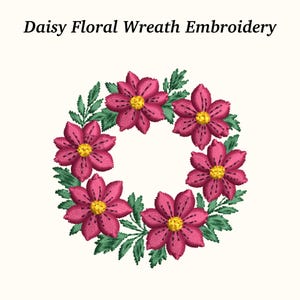 Könnte beinhalten: Stickmuster eines Gänseblümchen-Blumenkranzes. Das Design zeigt sechs magentafarbene Gänseblümchenblüten mit gelben Zentren, umgeben von grünen Blättern. Der Text "Daisy Floral Wreath Embroidery" steht oben.