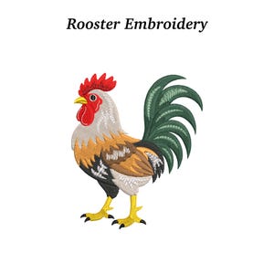 Puede incluir: Diseño de bordado de gallo colorido. El gallo tiene una cresta roja, pico y patas amarillas y una cola verde. Su cuerpo es marrón y beige con detalles en negro. El texto "Rooster Embroidery" está encima del gallo.