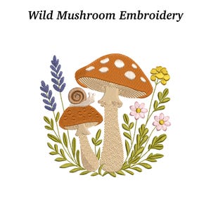 Pode incluir: Um desenho bordado com dois cogumelos com chapéus laranja e bolinhas brancas, um caracol, lavanda e flores. O texto "Wild Mushroom Embroidery" está no topo. O desenho está em um fundo branco.