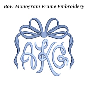 Puede incluir: Marco de monograma de lazo bordado en azul claro con las letras AKG. El texto "Bow Monogram Frame Embroidery" está en la parte superior. El diseño está sobre un fondo blanco.
