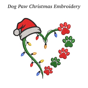 Può includere: Design ricamato con una disposizione a forma di cuore di viti verdi e luci natalizie colorate. Un cappello di Babbo Natale è posto sopra il cuore, con impronte di zampe rosse e verdi intorno. Il testo in alto recita "Dog Paw Christmas Embroidery."