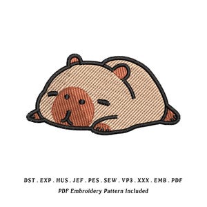 Puede incluir: Diseño bordado de un capibara durmiendo en tonos beige, marrón y negro. El capibara está acostado con los ojos cerrados. El texto en la parte inferior dice "PDF Embroidery Pattern Included".
