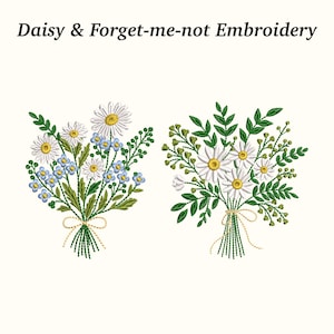 Puede incluir: Dos ramos de flores bordadas. Uno presenta margaritas blancas y nomeolvides azules, el otro muestra margaritas blancas. Ambos están atados con hilo dorado y tallos verdes. El texto "Daisy & Forget-me-not Embroidery" está en la parte superior.