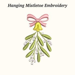 Può includere: Ricamo di vischio con fiocco rosa, campana gialla, foglie verdi e bacche bianche. Il testo "Hanging Mistletoe Embroidery" è in alto. Ideale per lavori artigianali e decorazioni festive.
