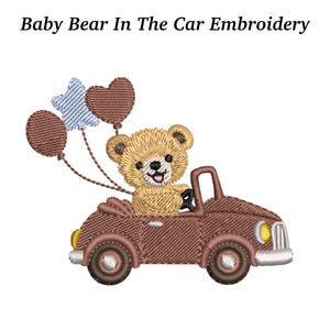 Puede incluir: Diseño bordado con un oso de peluche conduciendo un coche marrón, sosteniendo globos. Los globos son marrones y azules. El texto "Baby Bear In The Car Embroidery" está en la parte superior de la imagen.