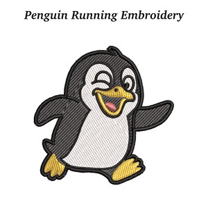 Könnte beinhalten: Gestickter Aufnäher mit einem Cartoon-Pinguin in Schwarz, Weiß und Gelb, der zwinkert und rennt. Der Text "Penguin Running Embroidery" steht über dem Pinguin. Der Pinguin hat einen fröhlichen Gesichtsausdruck und ist im Laufschritt.